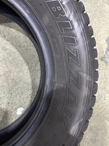 値下げ‼️デュトロ　キャンター　トラック‼️ブリヂストン　ブリザック　スタッドレスタイヤ　205/70r16 6本