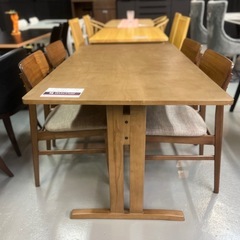 コンパクトな4人用ダイニングテーブルセットの画像