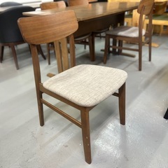 コンパクトな4人用ダイニングテーブルセットの画像