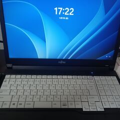 富士通 高年式高性能10世代Corei5　4コア8スレッド　メモリ8G 高速SSD搭載メモリ大容　 大画面15.6インチ　Wifi対応　　カメラ内蔵　Windows11の画像