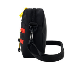 【10%OFF】ショルダーバッグ　ユニセックス MOUNTAINSMITH PRISM (HORIZONTAL SHOULDER) MSCC-0006 3.5L BLACK / RED 送料無料の画像