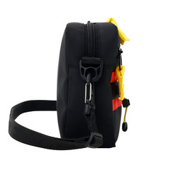 【10%OFF】ショルダーバッグ　ユニセックス MOUNTAINSMITH PRISM (HORIZONTAL SHOULDER) MSCC-0006 3.5L BLACK / RED 送料無料の画像