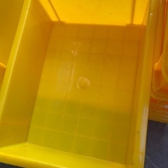 黄色　コンテナ　箱の画像