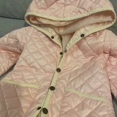 キルティングジャンパーと長靴の画像