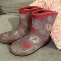 キルティングジャンパーと長靴の画像