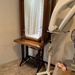 美容室のセット面、鏡の画像