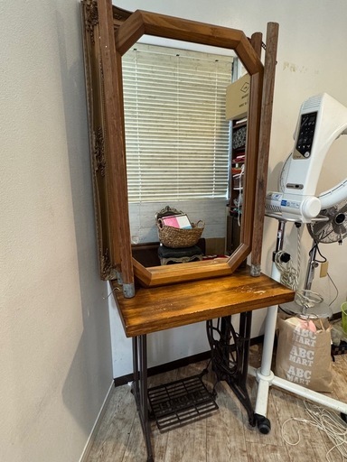 美容室のセット面、鏡