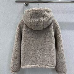 MIU MIU ターキッシュファー パーカー グレー ベージュ フード付き ノーカラー ラグジュアリー レディースの画像