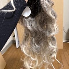 ウィッグ 未使用　ロング カール グレージュブロンドの画像
