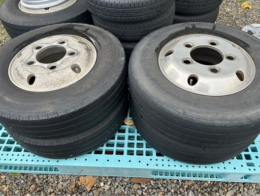 2トントラックタイヤ付きアルミホイール