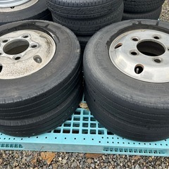 2トントラックタイヤ付きアルミホイール (とし) 紋別のタイヤ 