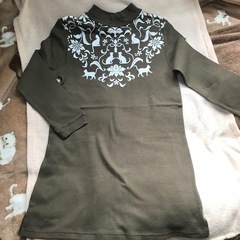 Mサイズ　セシール　チュニック　ロングニット　カーキ色　ねこの画像