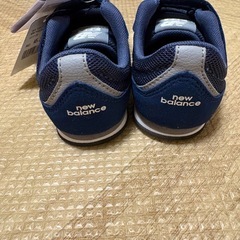 【新品　タグ付き】New balance ベビーシューズ　キッズシューズ　ネイビーの画像
