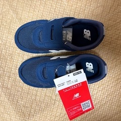 【新品　タグ付き】New balance ベビーシューズ　キッズシューズ　ネイビーの画像