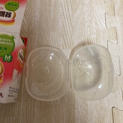 【新品・未使用】pigeon ★ 乳頭保護器 Mサイズ 2コ入　ケース付　人気の画像