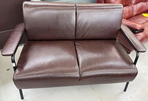 ✨️ジモティー割引✨️【ジャングルジャングル堺初芝店】　2人掛け　レザーソファー　ブラウン　幅(W)1350mm × 奥行(D)725mm × 高さ(H)780mm　堺市（東区　西区　北区　南区　堺区　美原区）高石市　泉大津市　忠岡町　和泉市　松原市　大阪狭山市
