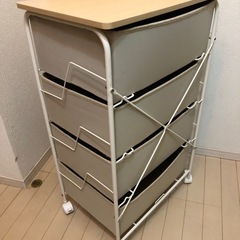 キャスター付き4段引き出しチェストの画像