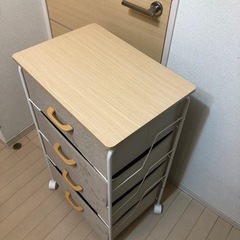キャスター付き4段引き出しチェストの画像