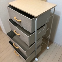 キャスター付き4段引き出しチェストの画像