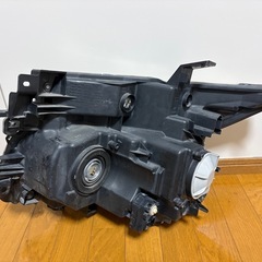 e52エルグランド じゅんせい純正ヘッドライトの画像