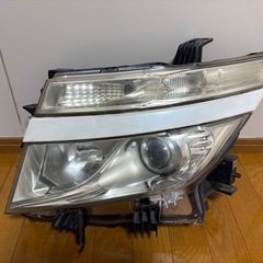 e52エルグランド じゅんせい純正ヘッドライトの画像