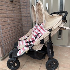 双子用ベビーカーの画像