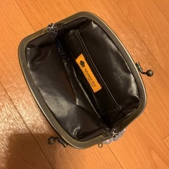 がま口ポーチと猫ガチャの画像