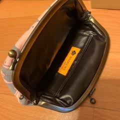 がま口ポーチと猫ガチャの画像