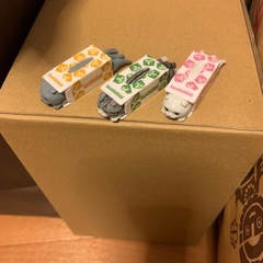 がま口ポーチと猫ガチャの画像