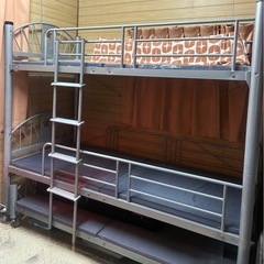 三段ベット（パイプベッド)の画像