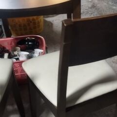 木目調の丸いテーブルと椅子セット別館に置いてますの画像