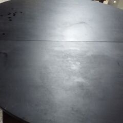 木目調の丸いテーブルと椅子セット別館に置いてますの画像