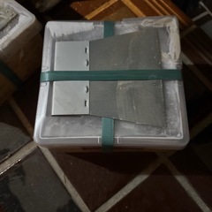 使いかけ床用ボンドの画像