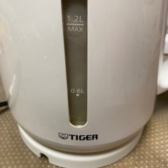 TIGER タイガー　電気ケトル　白　1.2Lの画像