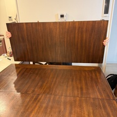 アメリカンサイズのテーブルと椅子4つの画像