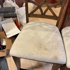 アメリカンサイズのテーブルと椅子4つの画像