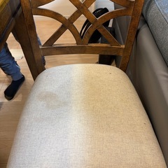 アメリカンサイズのテーブルと椅子4つの画像