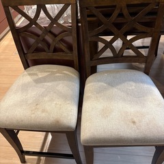 アメリカンサイズのテーブルと椅子4つの画像