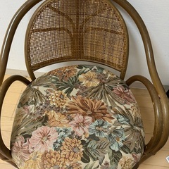 藤のイスの画像