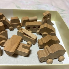 木の動物と乗り物の画像