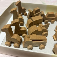 木の動物と乗り物の画像