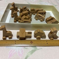 木の動物と乗り物の画像