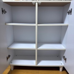 扉付き収納棚の画像