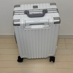 機内持ち込みか可スーツけーケースの画像