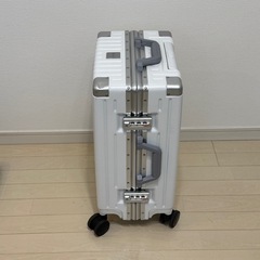 機内持ち込みか可スーツけーケースの画像