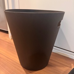 茶色のゴミ箱、物入れの画像