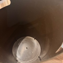 茶色のゴミ箱、物入れの画像