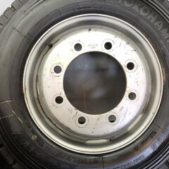 【YK 905W 245/70R19.5 136/134J】スタッドレス 2本【TOPY製 トラックホイール 19.5インチ 6.75J8HPCD275+147】23年製 バリ溝 iso (STT047)の画像