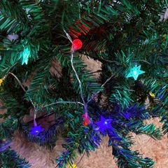 新品 たくさん在庫 クリスマスツリー 高さ180cm  カラフルLEDライト付き　　人工クリスマスツリー　プレミアムホリデー　金属製ヒンジ　折りたたみの画像