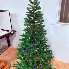 新品 たくさん在庫 クリスマスツリー 高さ180cm  カラフルLEDライト付き　　人工クリスマスツリー　プレミアムホリデー　金属製ヒンジ　折りたたみの画像